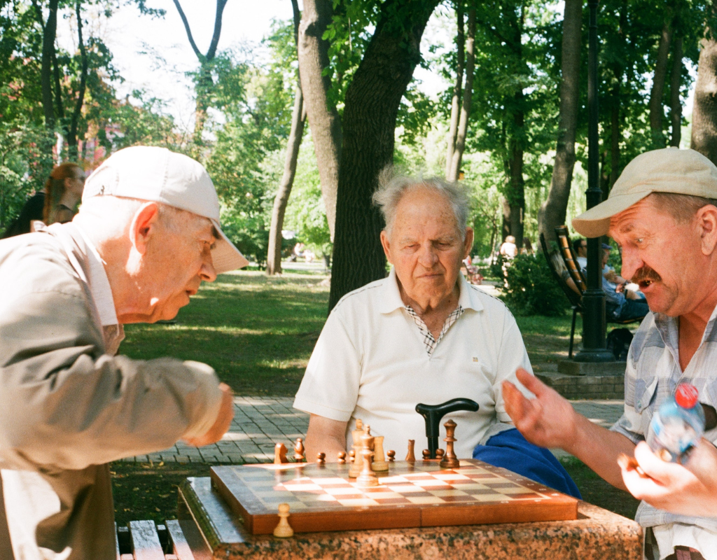 personas mayores jugando en un parque