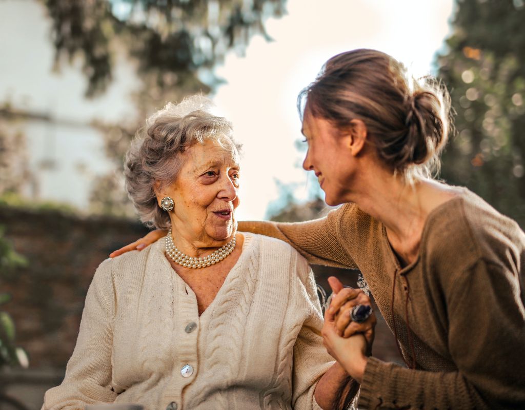 mujer y persona mayor comunicandose y pasando tiempo juntas