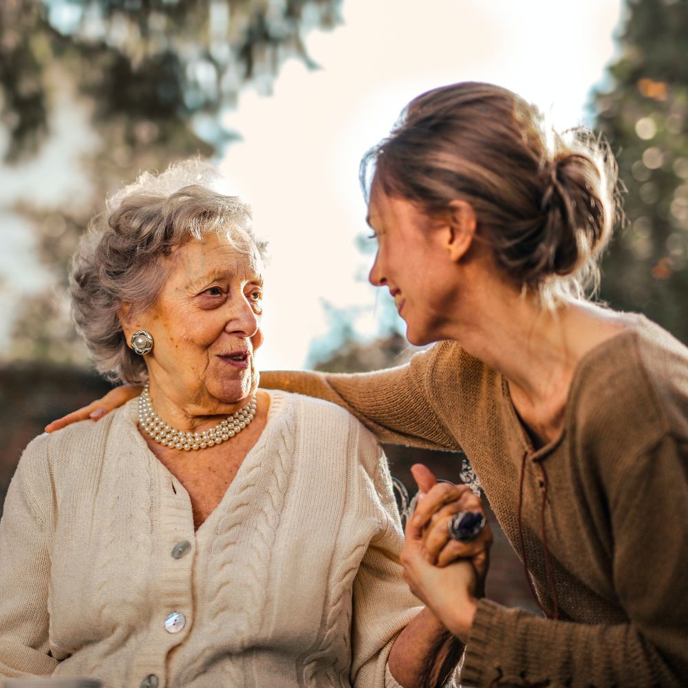 mujer y persona mayor comunicandose y pasando tiempo juntas