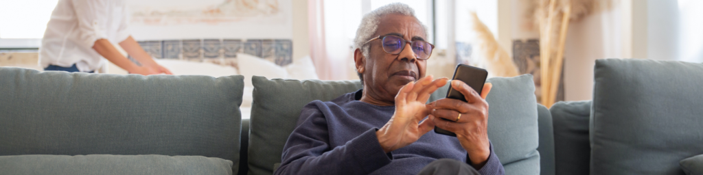 Persona mayor con gafas con un smartphone