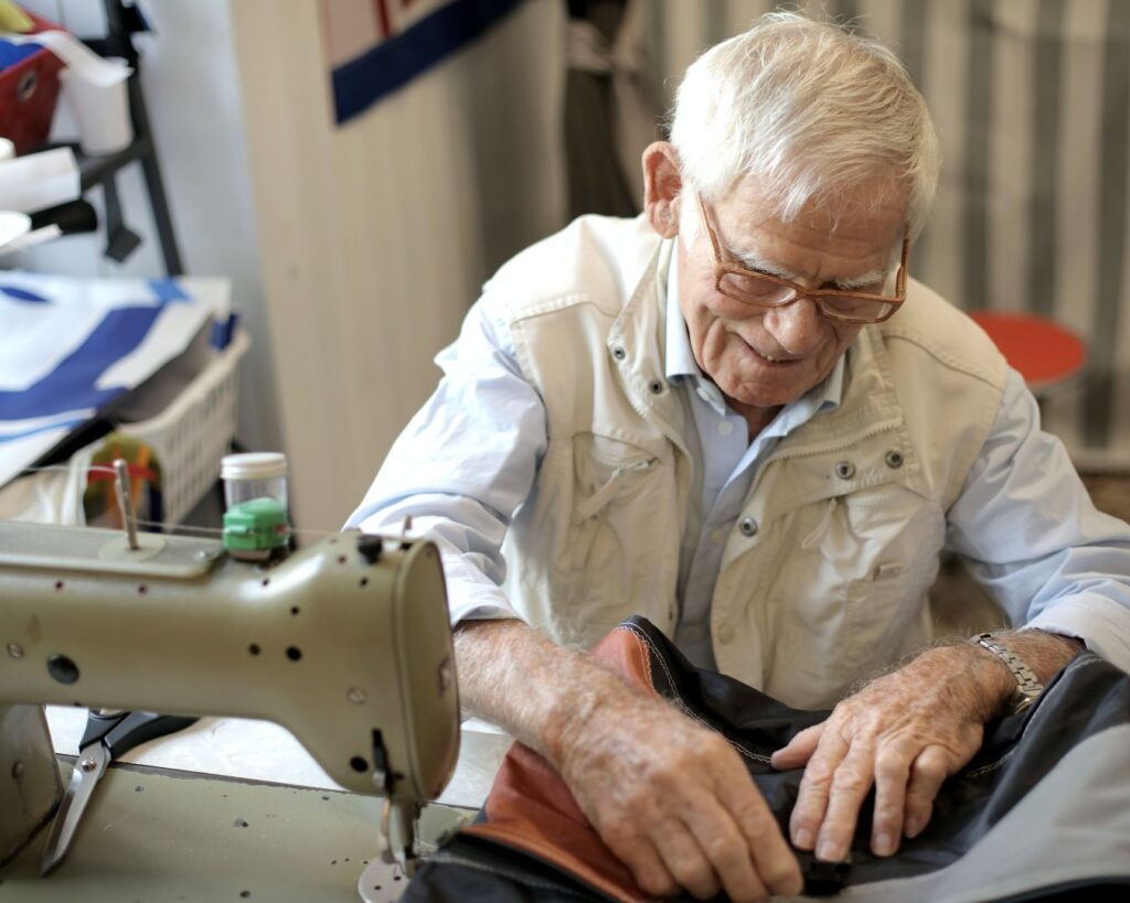 persona mayor haciendo actividad coser tejer