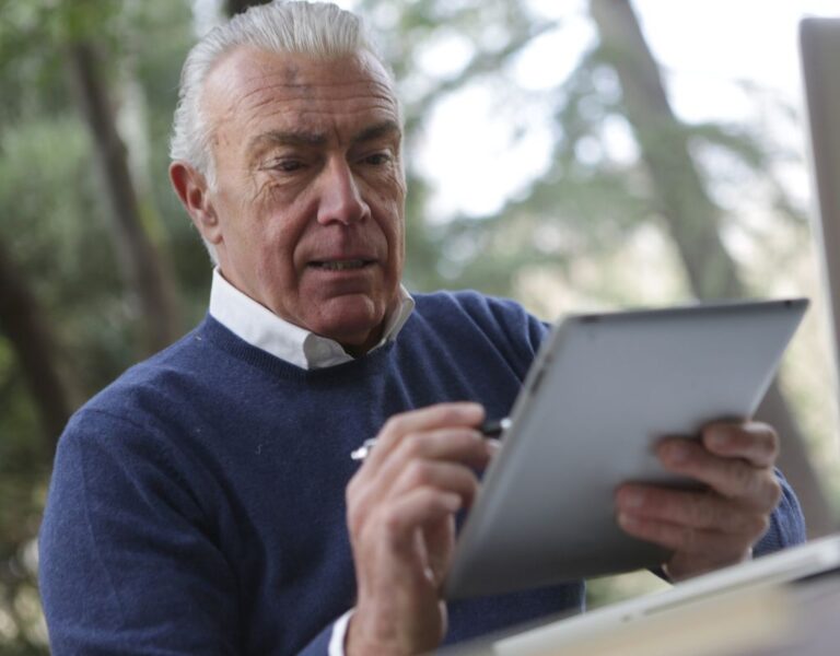 persona mayor utilizando una tablet