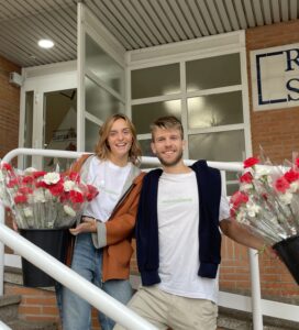 Jorge Terreu y Bea en la entrada de una de las residencias de la iniciativa de regalar 1000 claveles a 1000 mayores