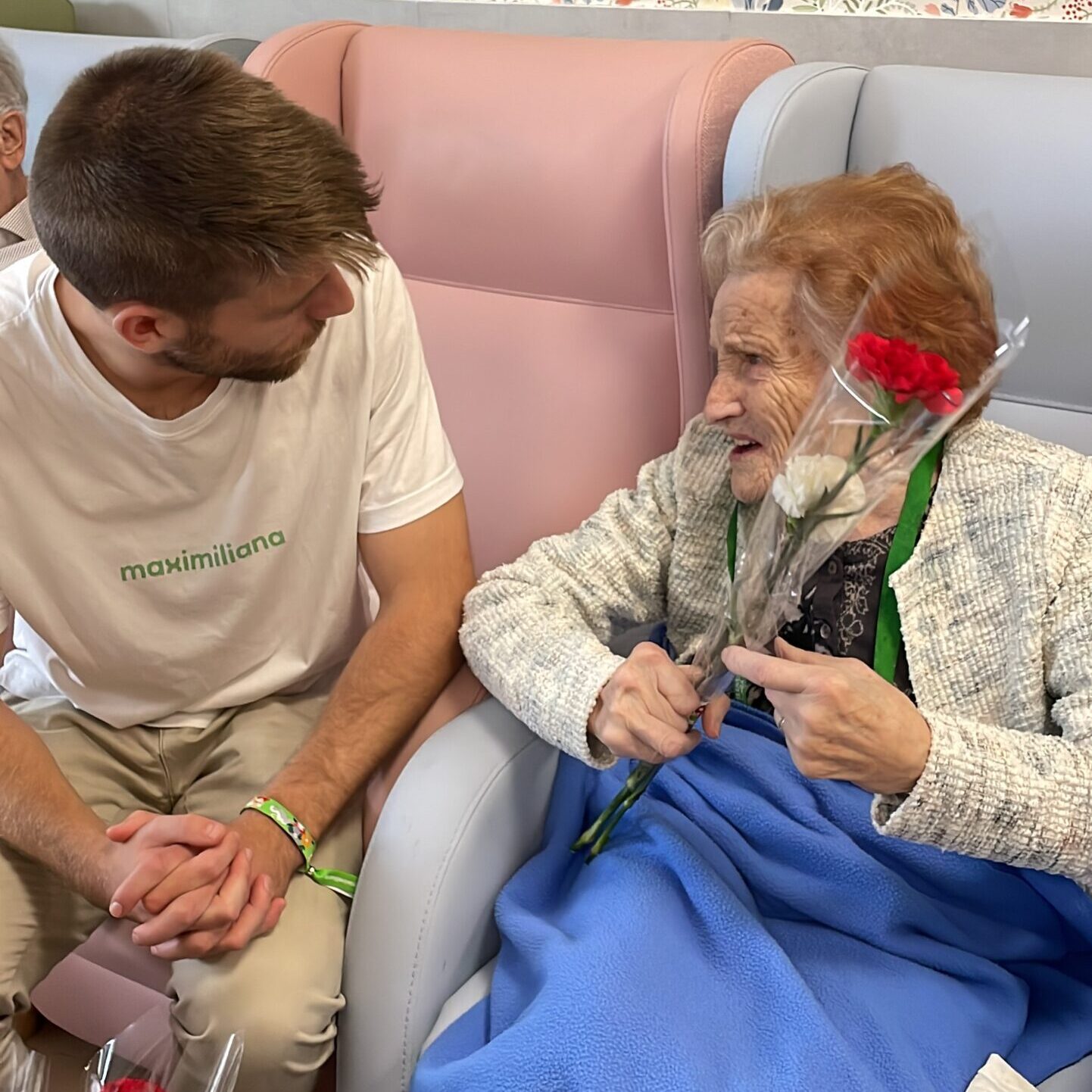 Jorge Terreu entregando un clavel a uno de los 1.000 mayores